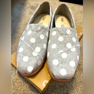 Brand new, never worn women’s TOMS. size 7